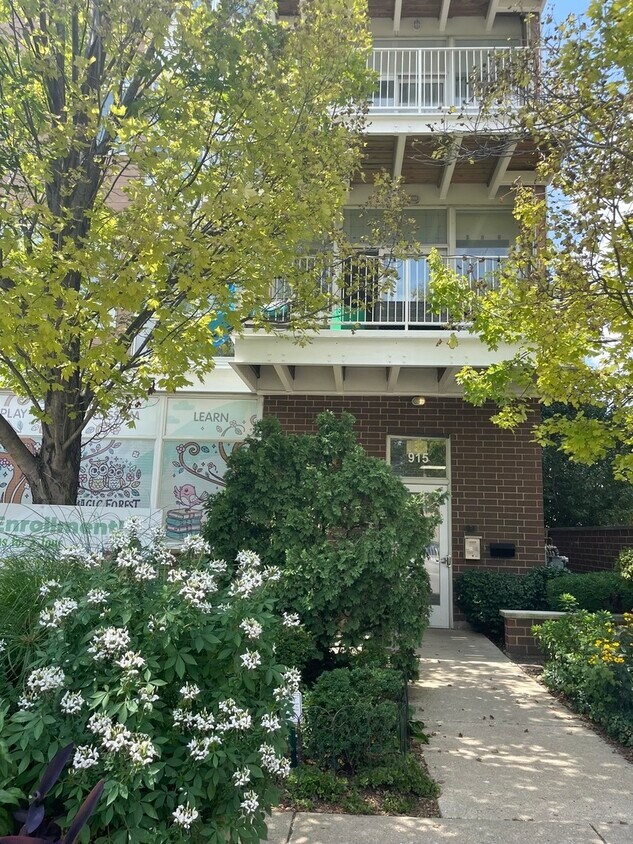 Primary Photo - 915 S Oak Park Ave