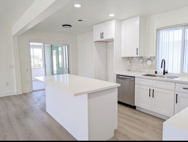 Foto del edificio - 16752 Bardon Ln