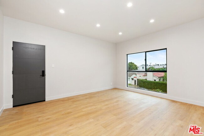 Foto del edificio - 7229 Willoughby Ave