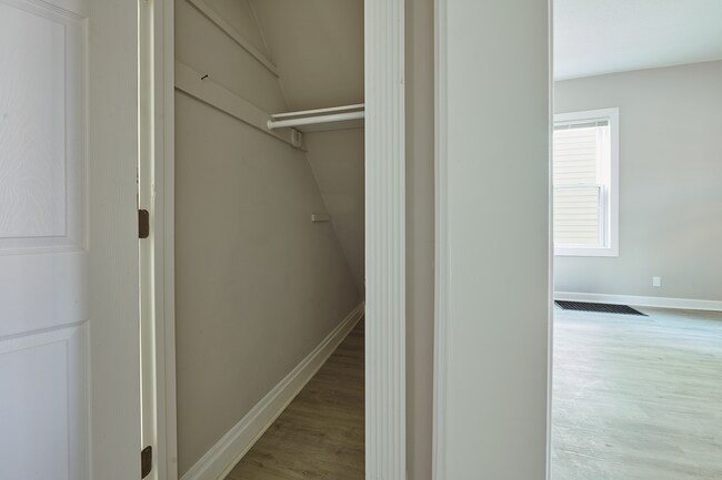 Armario del dormitorio del primer piso - 2354 Victor St