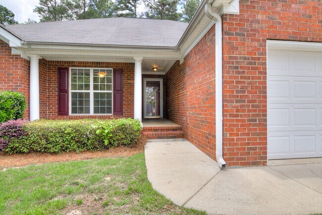 Building Photo - Beautiful Brick Ranch w/ LARGE Backyard