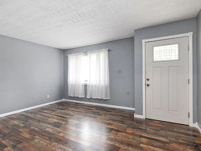 Foto del edificio - 3 Bed 1 Bath 2 Car Garage Available Now!!!
