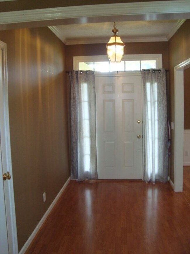 Foto del edificio - 4 Bedroom Home Available in August!