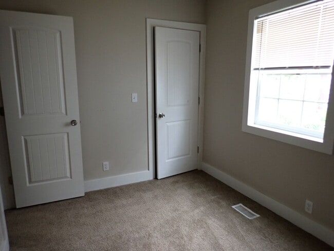 Building Photo - Great 3 Bedroom Downtown Puyallup Home.