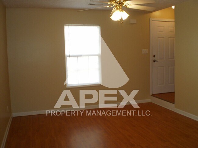 Foto del edificio - Nice 2 Bd | 1.5 Ba Townhouse in West Knox ...