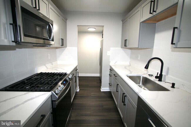 Building Photo - 8575 Seasons Way