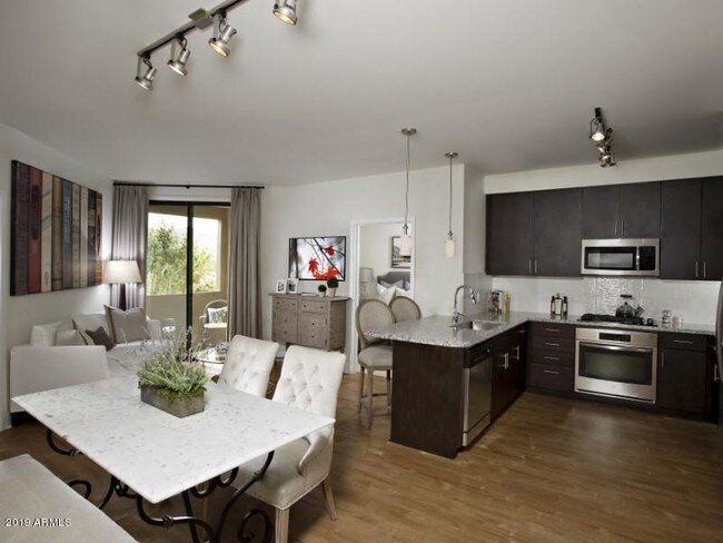Foto del edificio - 7100 E Lincoln Dr