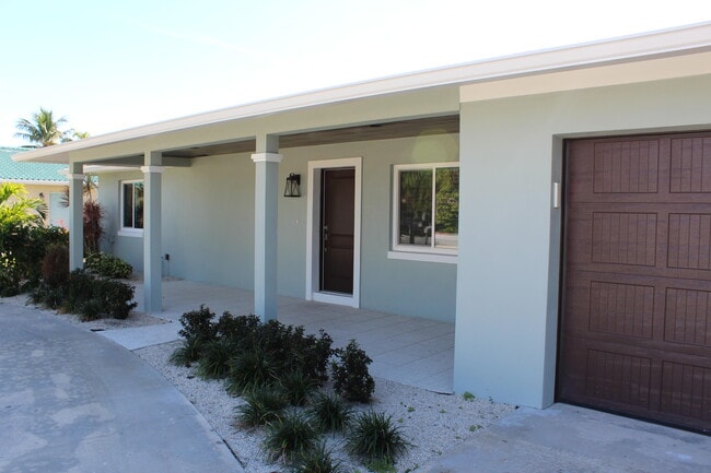 Building Photo - 255 Marina Dr