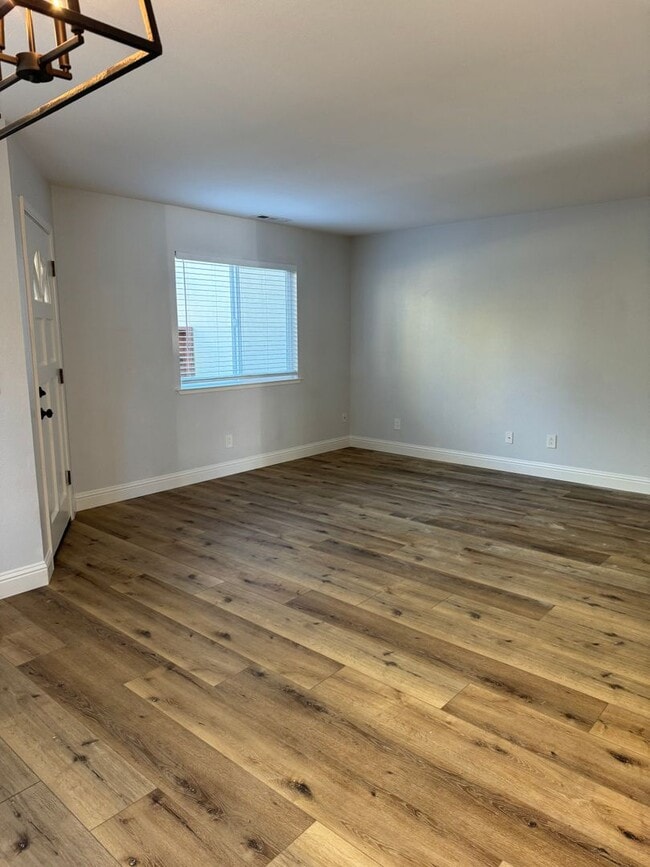 Foto del edificio - Beautifully Updated 3 Bed/2.5 Bath Townhom...