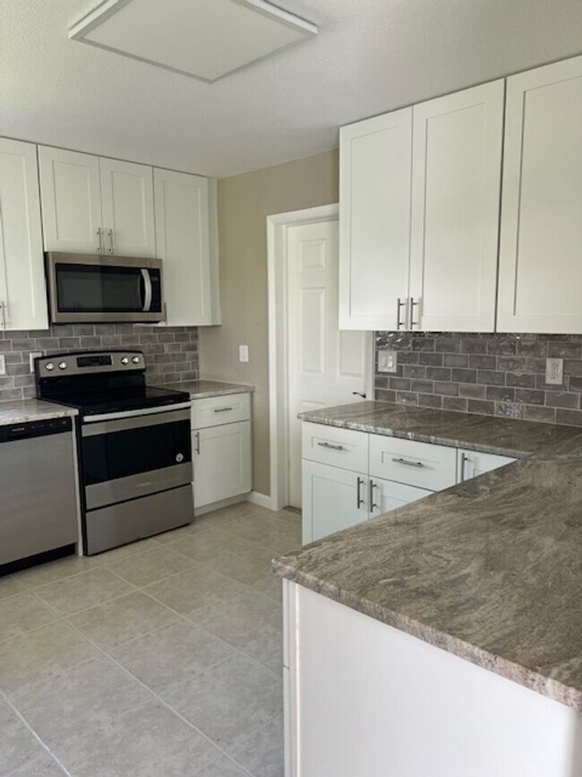 Building Photo - *Annual* 3 bedroom, 2 bath, Spacious Pool ...