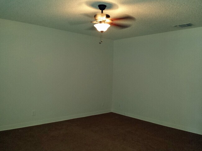 Foto del edificio - Almost 2000 SF home near Fresno State