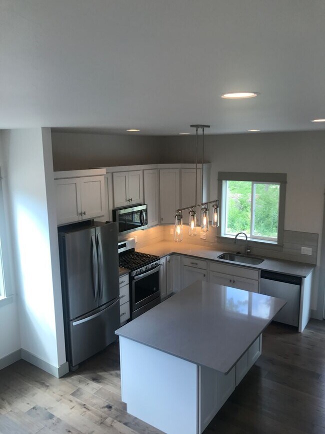 Building Photo - Almost New Amazing 3 Bedroom Unit
