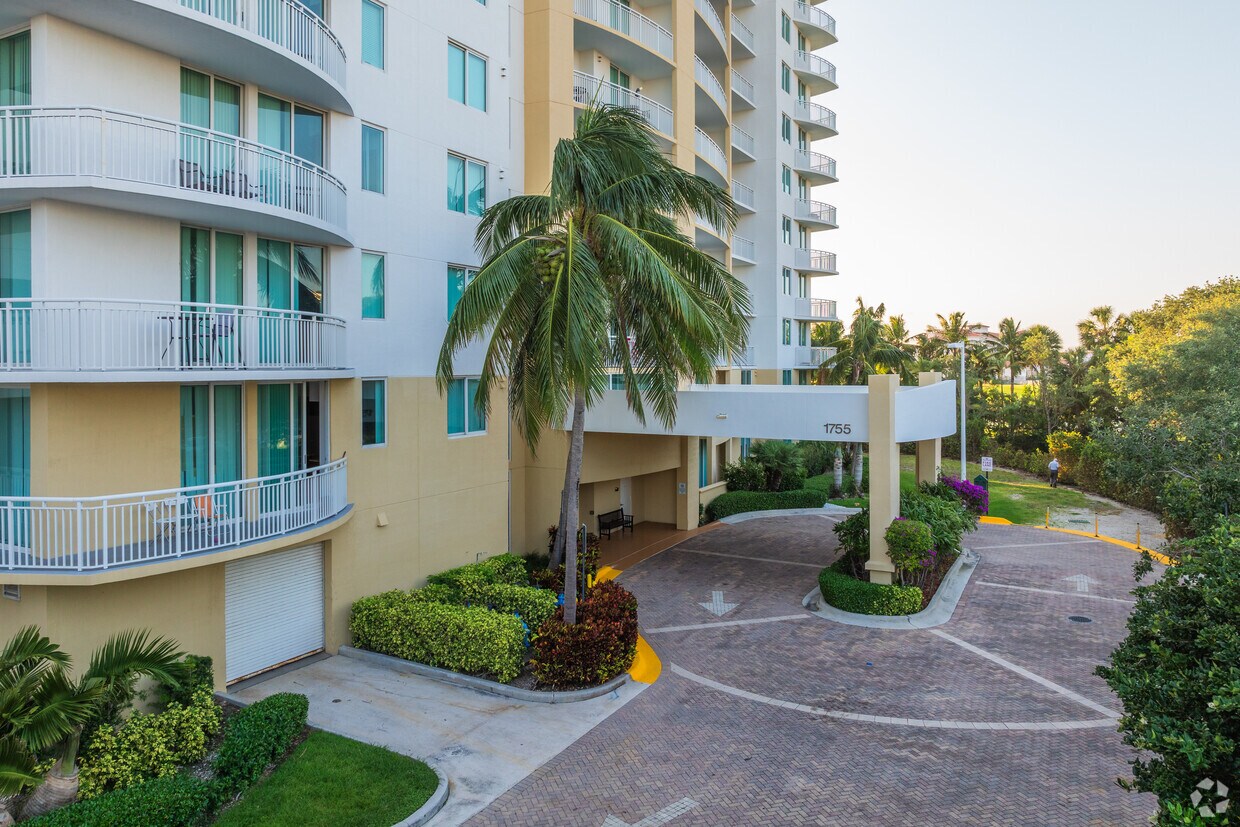 Entrada - Duo Condominiums