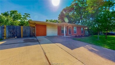 Building Photo - 2104 Elmwood Dr