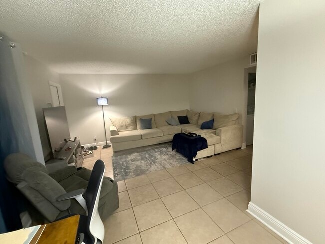 Building Photo - 915 Meadows Cir
