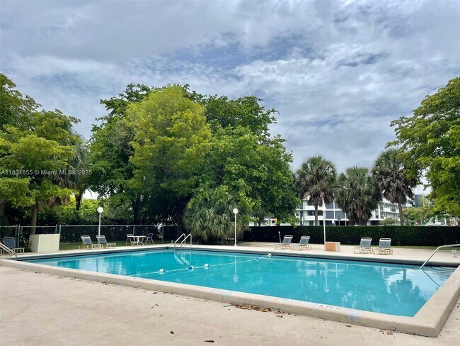 Foto del edificio - 919 Hillcrest Dr