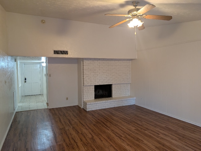 Foto del edificio - 144 Crestwood Blvd