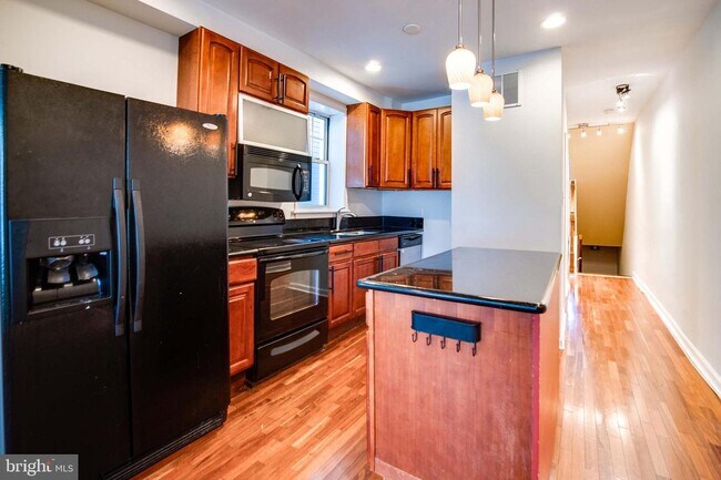 Building Photo - 2905 W Girard Ave