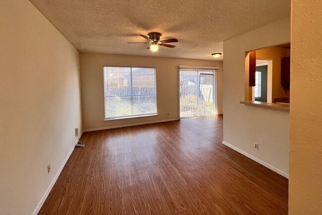 Building Photo - Nice 3/2 duplex in Round Rock.