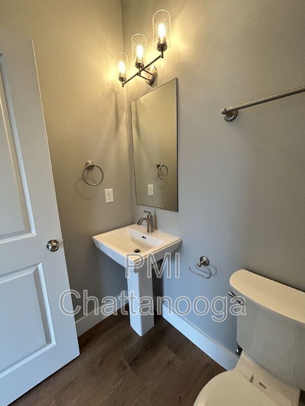 Foto del edificio - 1671 Adams St