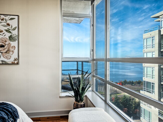Despierta con veleros: vistas panorámicas del estrecho y las montañas olímpicas desde la suite principal - 2929 1st Ave