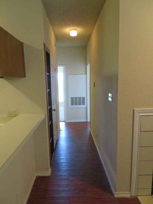 Building Photo - IMMEDIATE MOVE IN - 2 bed 2 bath