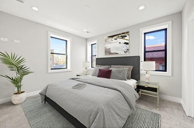 Foto del edificio - 6223 N Albany Ave