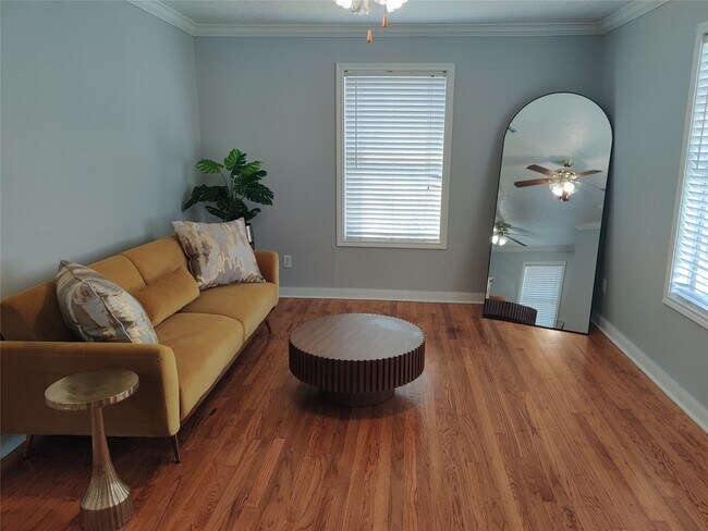 Building Photo - 919 Oak Meadows St