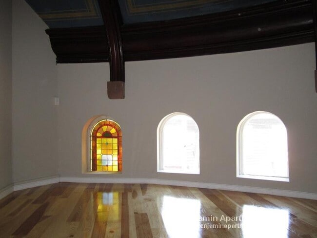 Building Photo - 17 Bow St