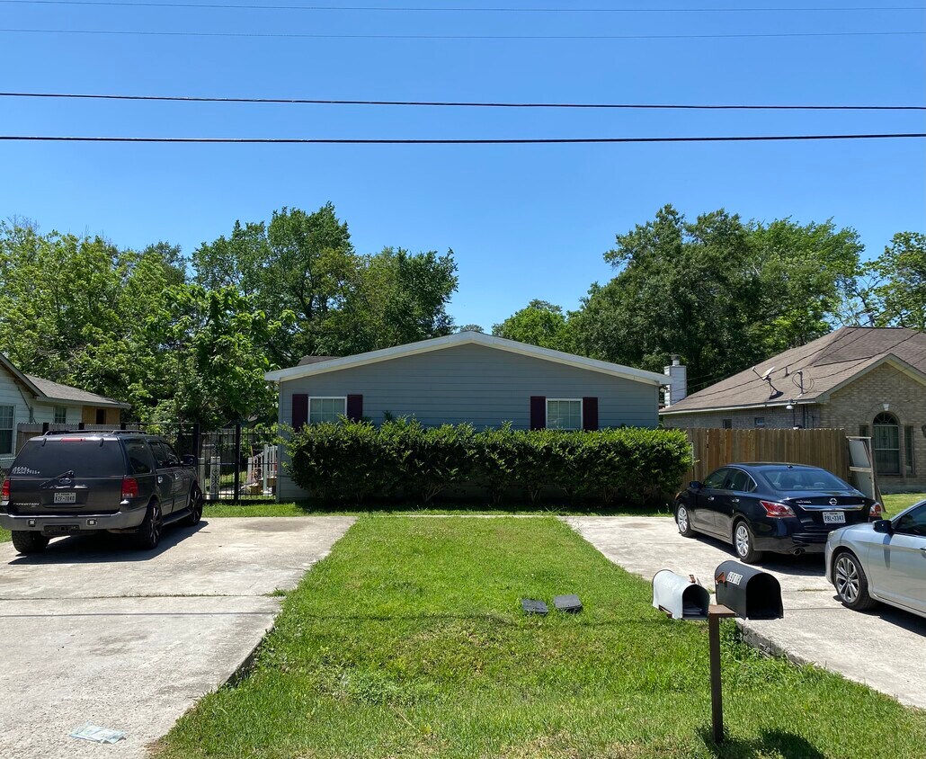 Foto principal - 8901 Spaulding St