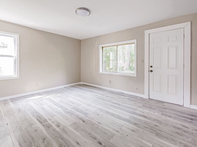 Building Photo - Welcome to this Charming 2 Bedroom, 1 Bath...