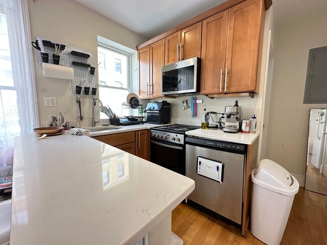 Building Photo - MODERN AND SPACIOUS MISSION HILL 4BED AVAILABLE SEPT 2026
