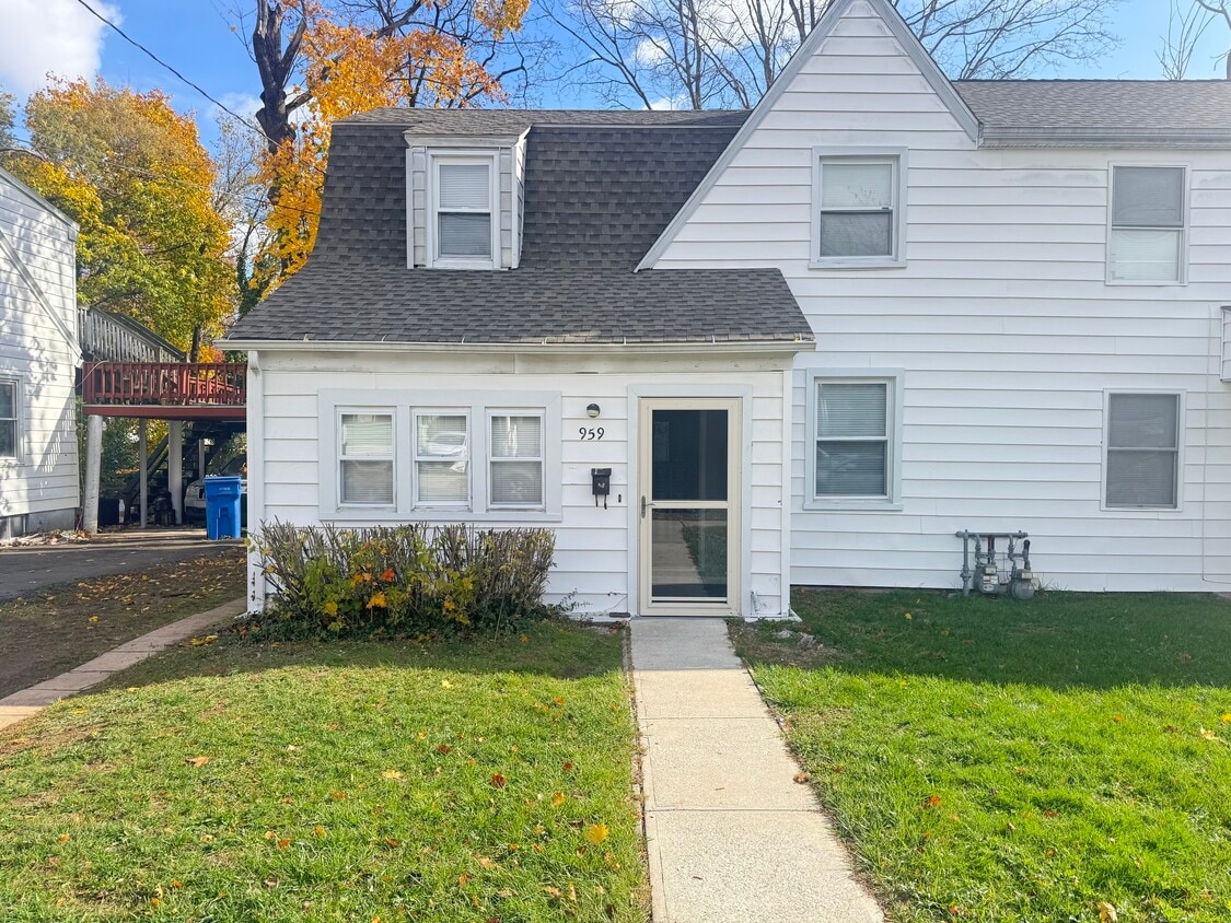 Foto principal - 959 Winchester Ave