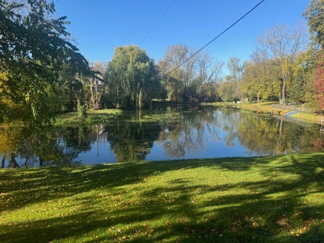 Building Photo - Amazing Home Next to Interlachen Golf Cour...