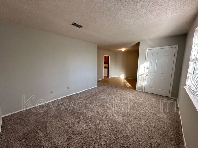 Building Photo - 4589 Hickory Dr