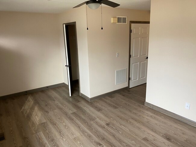 Building Photo - 513 Red Bud Ln