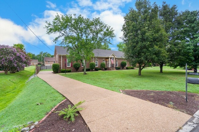 Photo - 105 Walnut Ct, Hendersonville, TN 37075 House