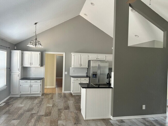 Foto del edificio - 1825 Mountain Ash Dr