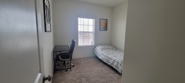 Foto del edificio - 2205 Forgetmenot Ln