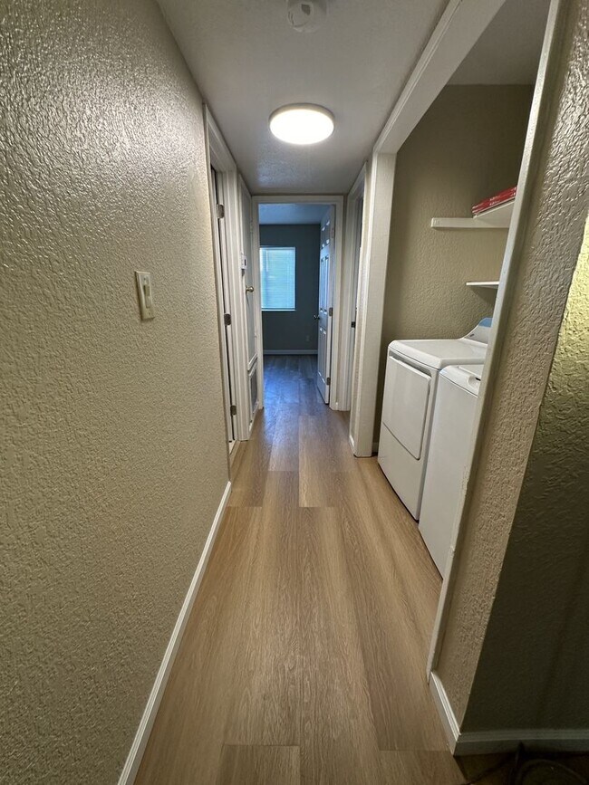 Foto del edificio - 1250 Pioneer Ave