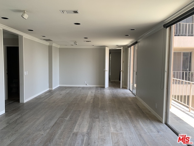 Building Photo - 100 S Doheny Dr