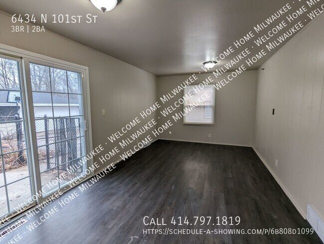 Building Photo - 3 Bedroom & 1.5 Bathroom Townhome off of M...