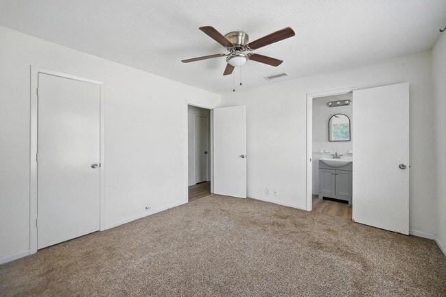 Building Photo - CHARMING AND QUAINT 4 bedroom, 2 bathroom ...