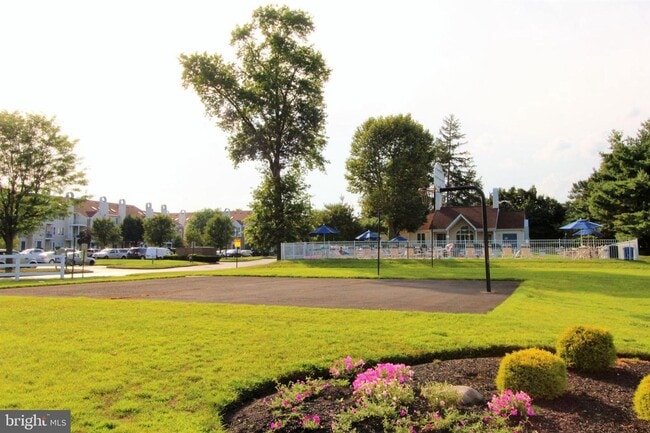 Building Photo - Crestwood 2 bed + Loft Large Condo Availab...