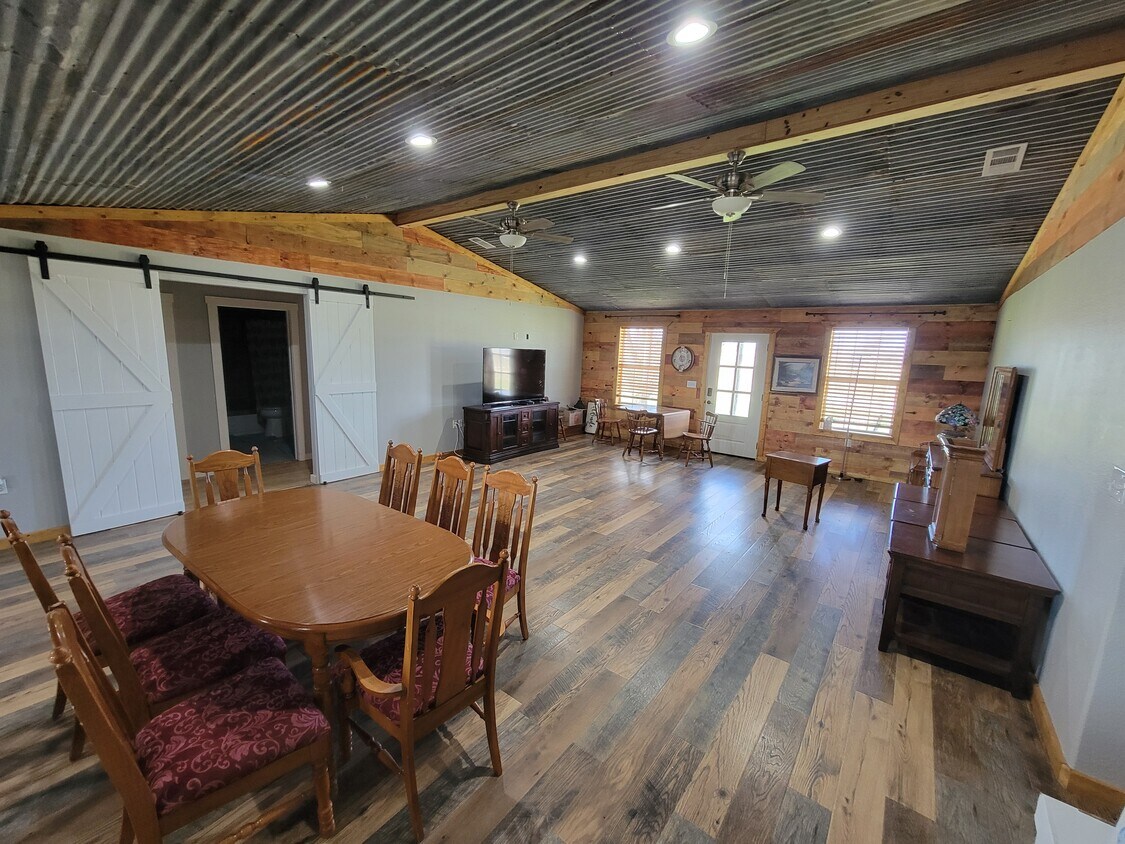 Primary Photo - 3084 Elk Rd