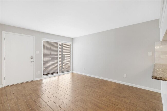 Foto del edificio - 1016 E 7th St