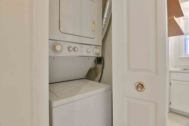 Building Photo - 833 Euclid St NW