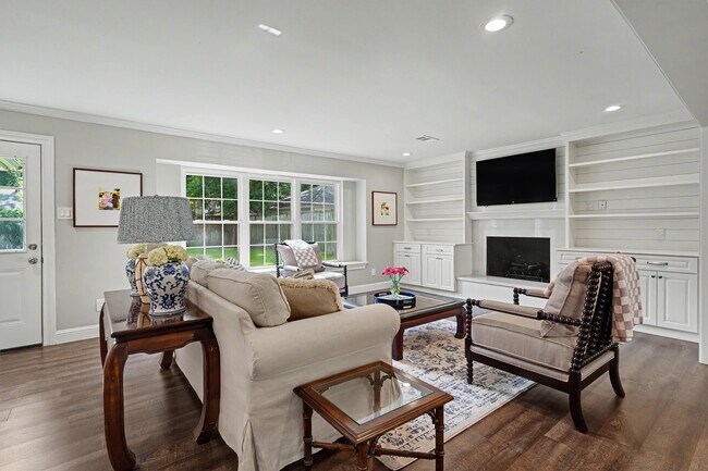Building Photo - 726 Thistlewood Dr