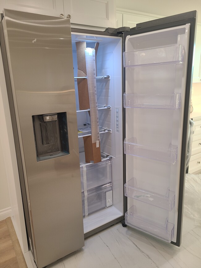 Kitchen - Samsung fridge/freezer/water/ice - 620 W Hyde Park Blvd