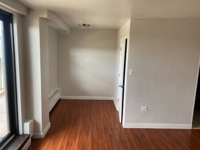 Building Photo - 50 Guion St